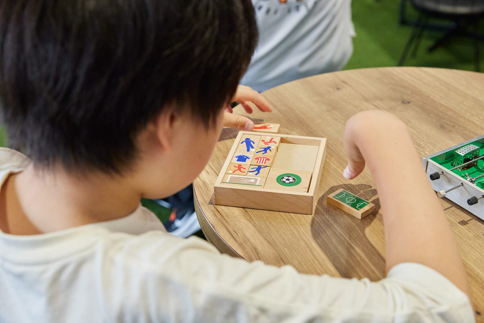 木製のおもちゃで遊ぶ子ども